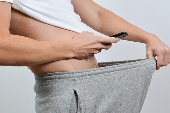 mêrik li penîsekî mezinbûyî li pantorê xwe dinêre